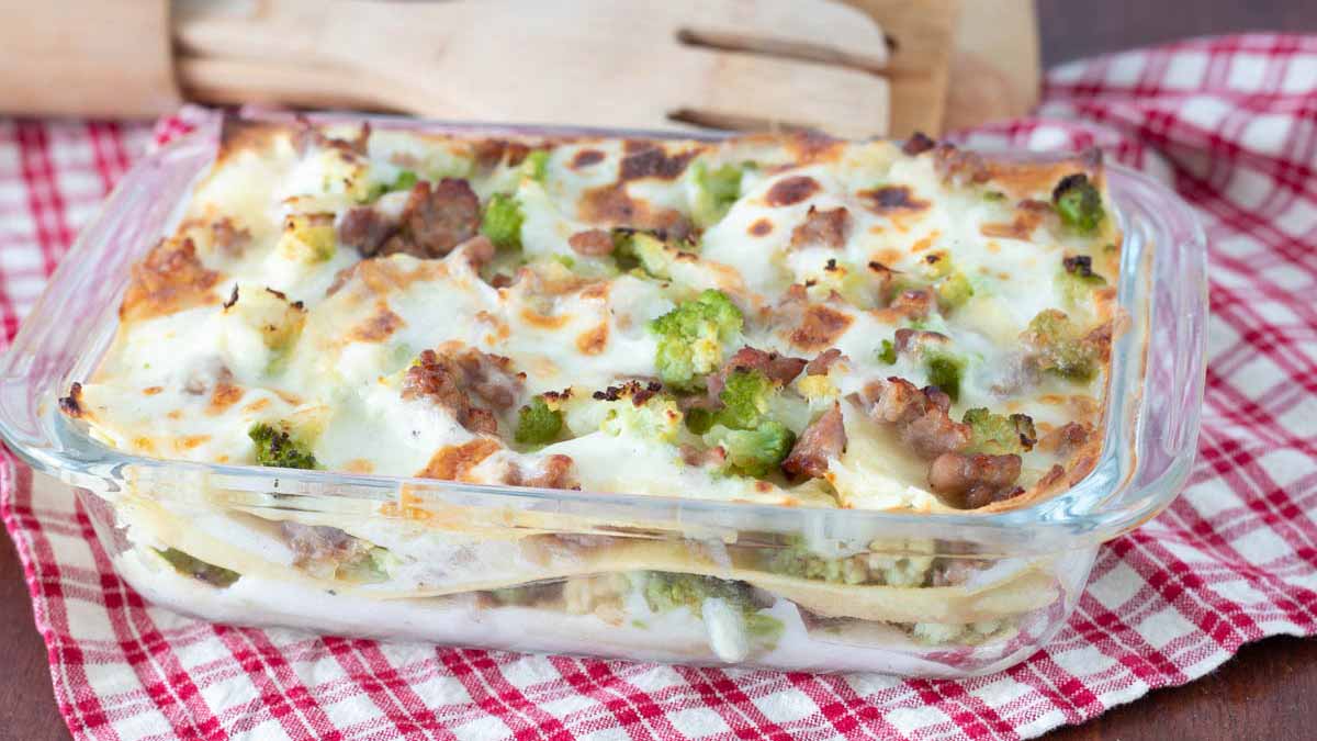 Des lasagnes très gourmandes à base de saucisses et de brocolis que ce soit pour le déjeuner ou le diner