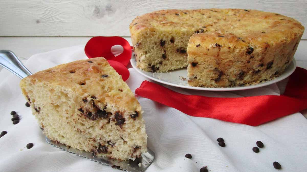 Gâteau brioché aux pommes de terre garni de pépites