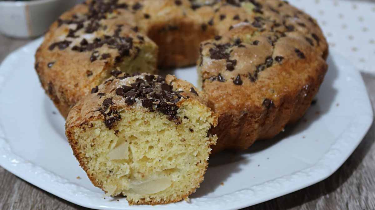 Gâteau garni aux poires et pépites de chocolat