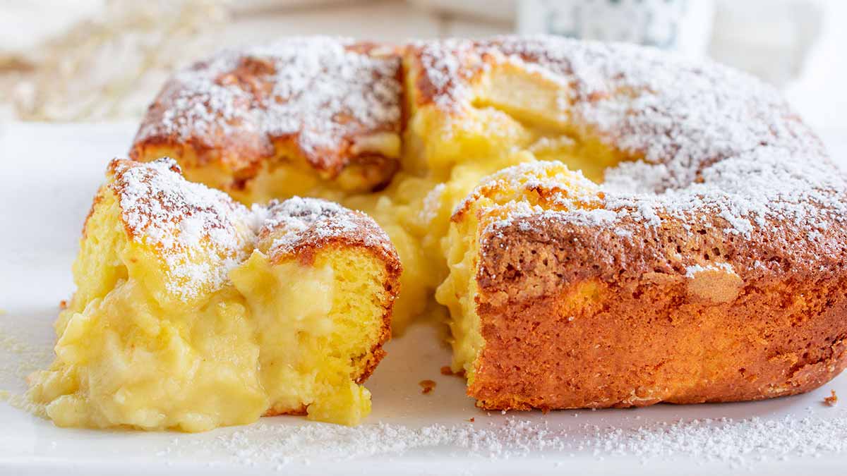 Gâteau moelleux et crémeux garni de pommes