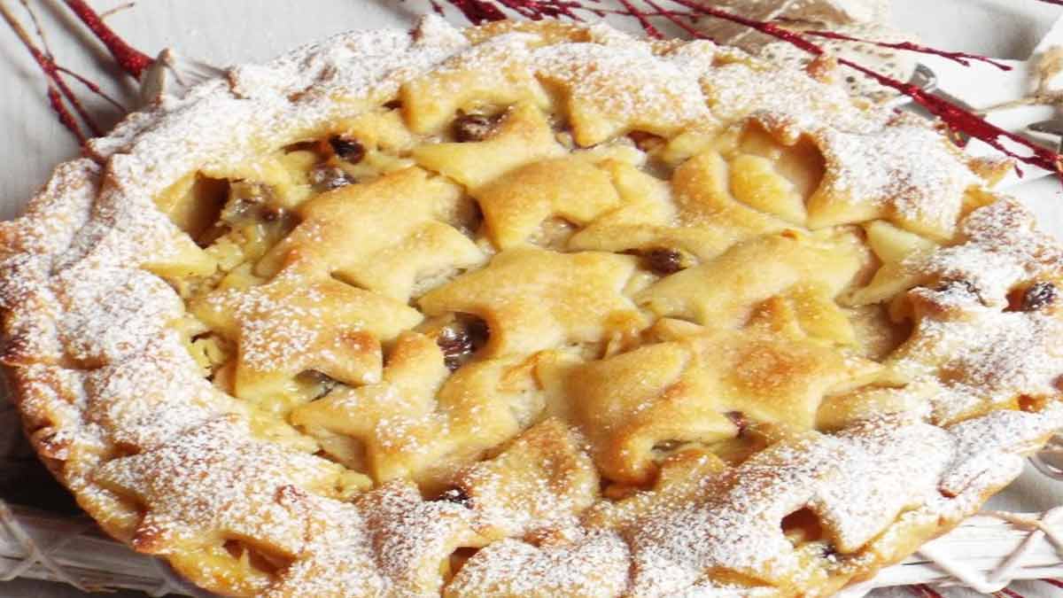 Tarte aux pommes et crème avec raisins secs