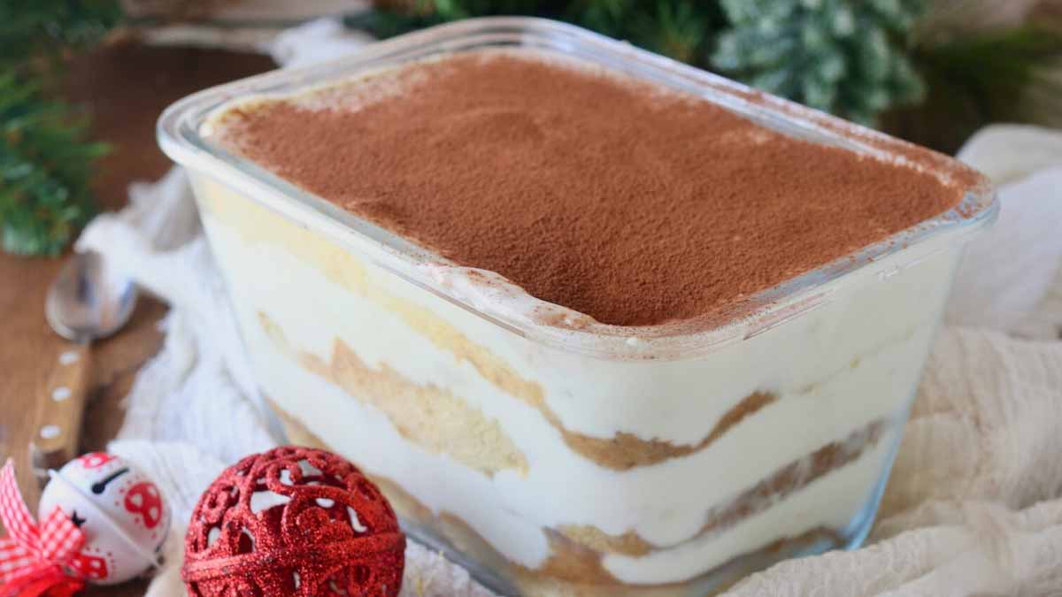 Un gâteau tendre et moelleux au pandoro, parfait pour le dessert au réveillon