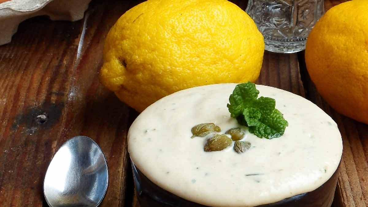 Une sauce béarnaise savoureuse, onctueuse et irrésistible suivant la vieille recette de grand-mère