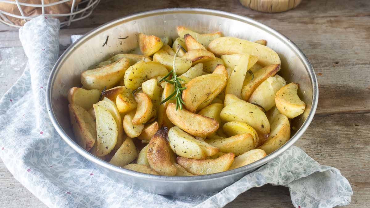 Des frites de pommes de terre cuites au four, très appétissantes et simplissimes