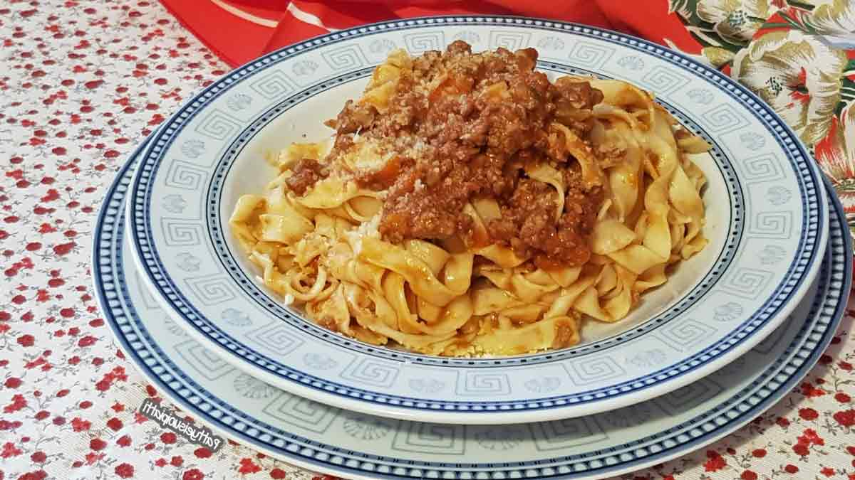 Tagliatelles à la sauce viande et saucisse