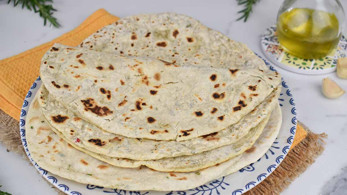 piadina rapide à l’ail et romarin cuite à la poêle