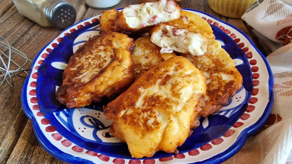 Des pancakes salés garnis à la ricotta et au bacon