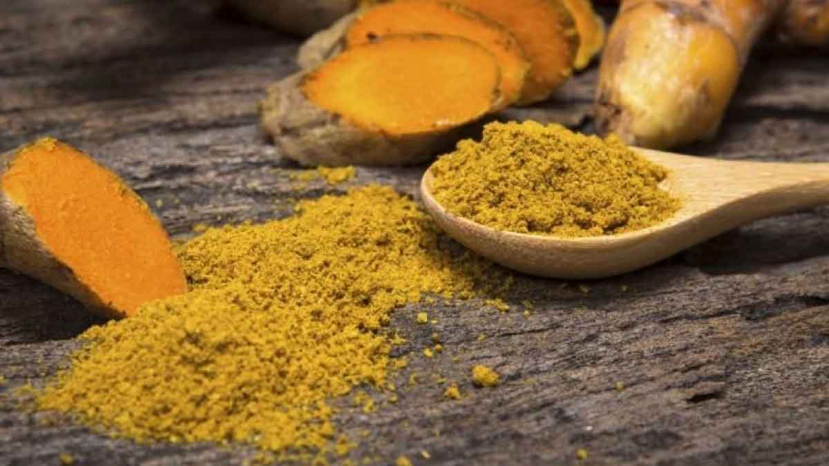 une femme qui consomme quotidiennement du curcuma pourraient vous surprendre 