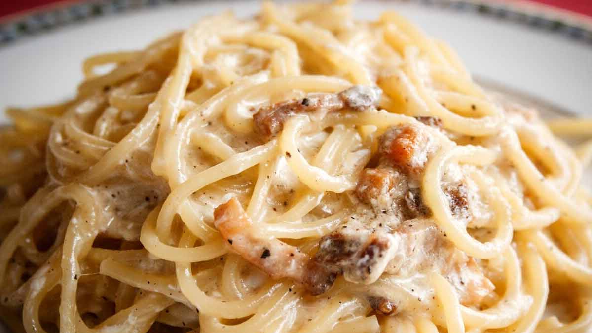 Les meilleures pâtes à la carbonara, avec la sauce succulente très légère et les garnitures exquises