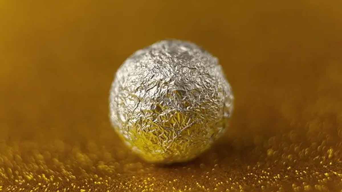 boule de papier d’aluminium dans sa poche