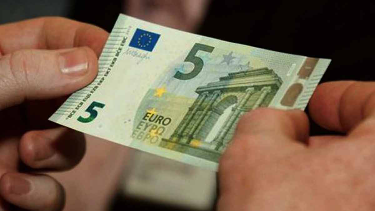 Astuce du billet de 5 euros : une technique infaillible pour faire des économies