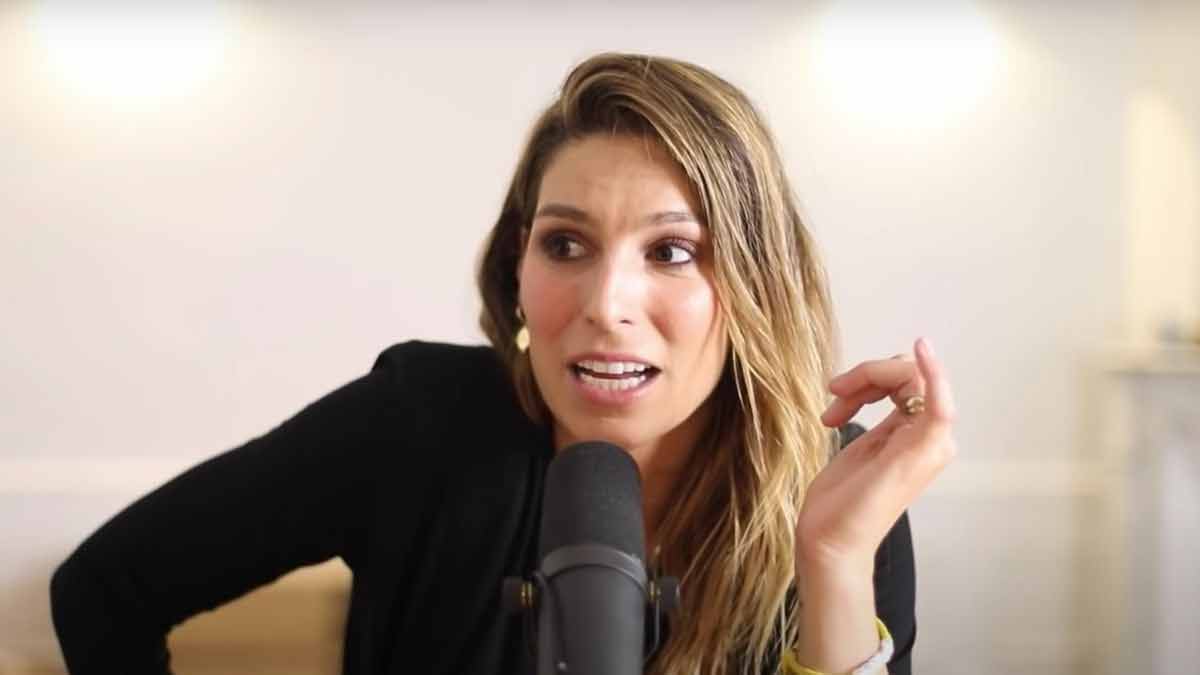 laury-thilleman-critiquee-elle-se-confie-sur-cet-episode-ou-elle-regrette-davoir-pris-la-parole-mediatiquement