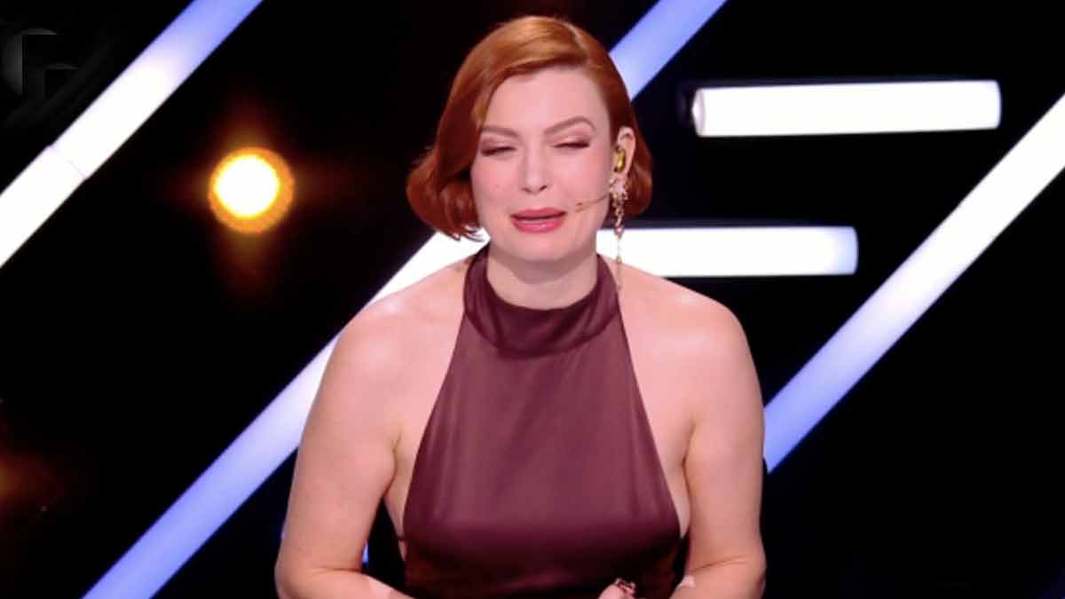 elodie-frege-un-incident-avec-sa-robe-sa-poitrine-momentanement-devoilee-en-direct