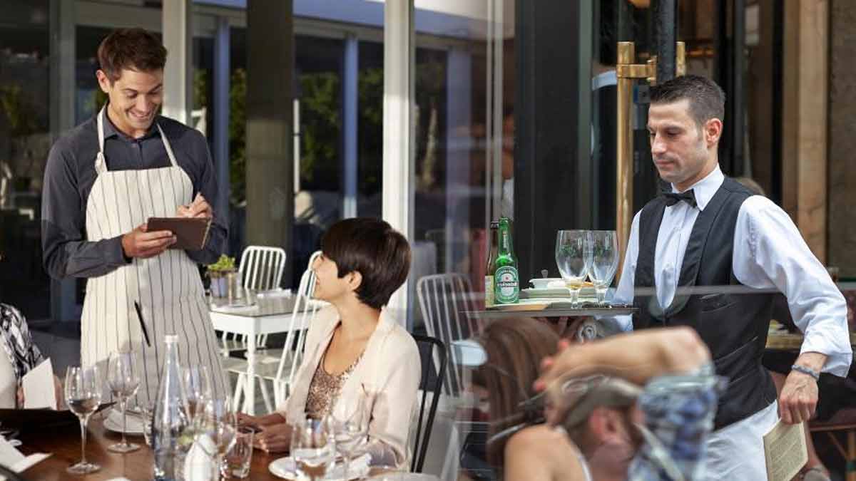 un-restaurant-refuse-de-servir-un-client-mais-ce-qui-arrive-le-lendemain-va-le-surprendre-lhomme-en-question-arrive-en-uniforme