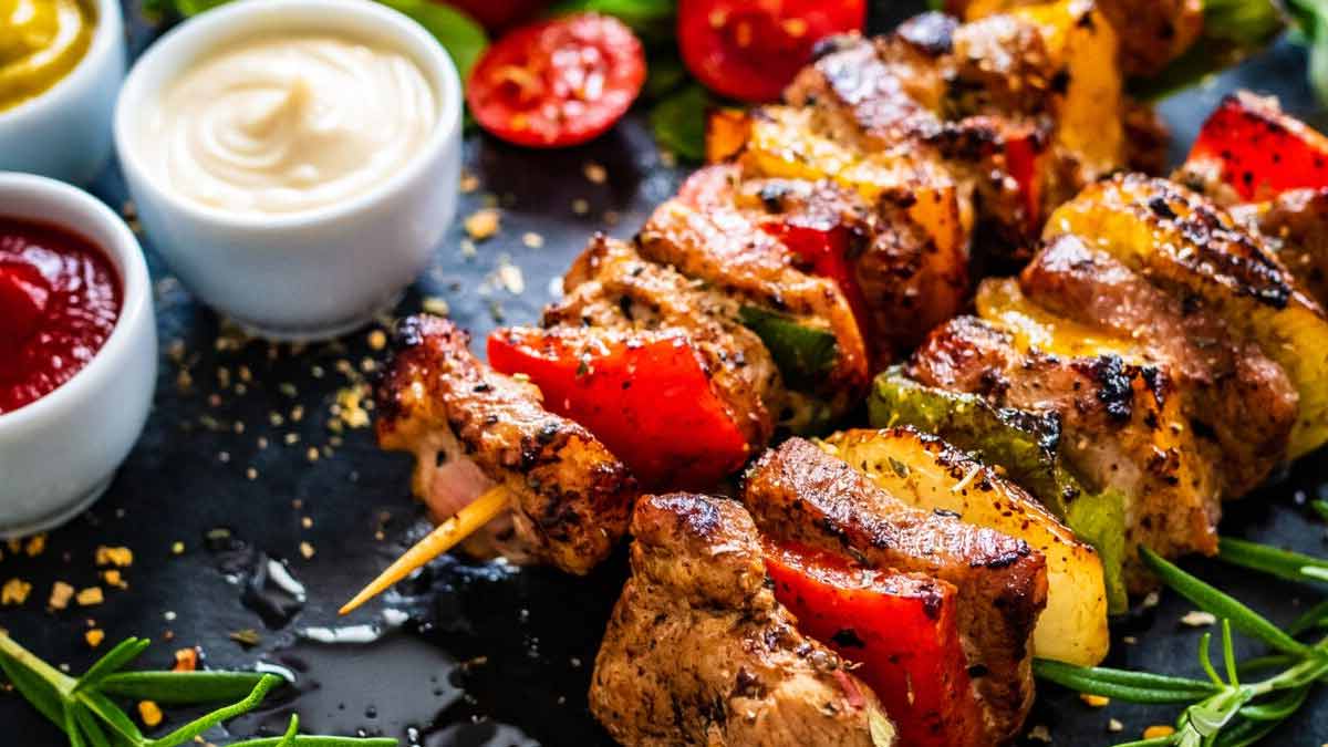 succulentes-brochettes-de-poulet-epice-avec-salade-de-concombre-de-cyril-lignac