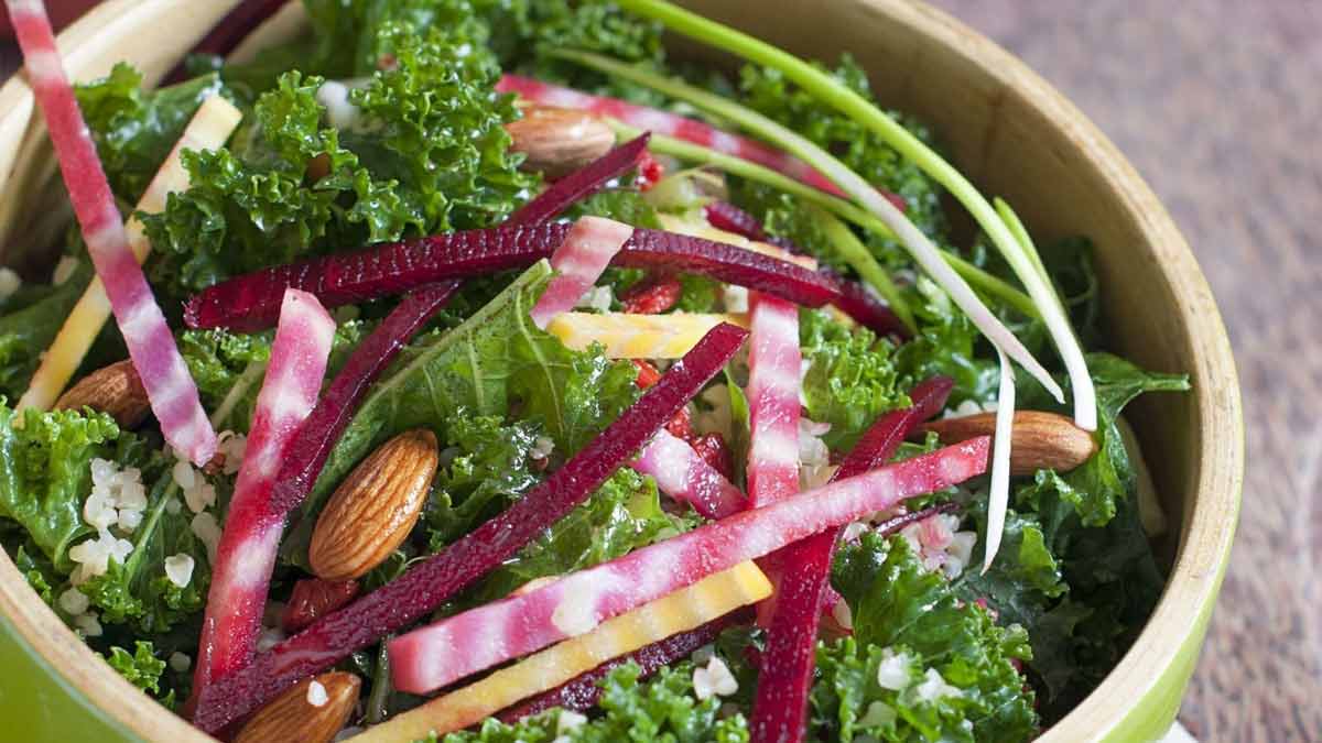 recette-healthy-la-salade-de-chou-kale-aux-graines-pour-se-rebooster-apres-les-fetes