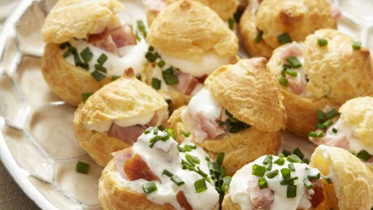 savoureuses-gougeres-garnies-a-la-saucisse-et-a-la-creme-une-entree-appetissante