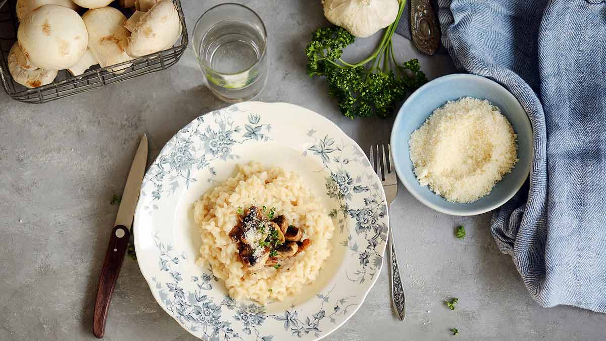 appetissant-risotto-aux-champignons-et-au-fromage-un-vrai-regal