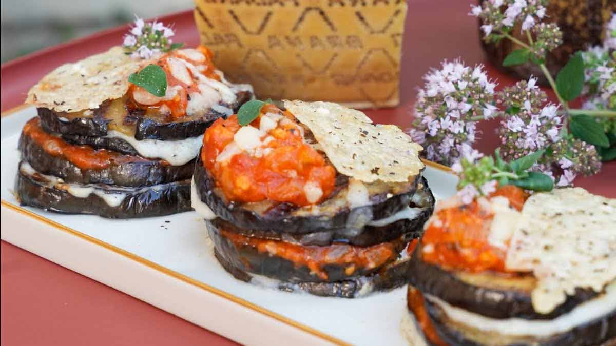 succulentes-aubergines-garnies-facon-millefeuille-simples-mais-savoureuses