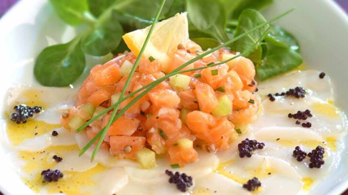 tartare-de-saumon-sur-carpaccio-de-noix-de-saint-jacques-une-recette-delicieuse-et-irresistible