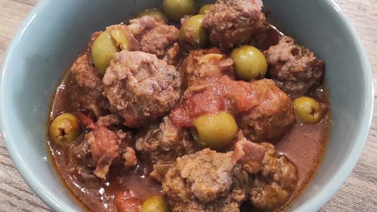 boulettes-de-viande-catalanes-boles-de-picolat-catalans-recette-traditionnelle-avec-sauce-tomate-et-haricots