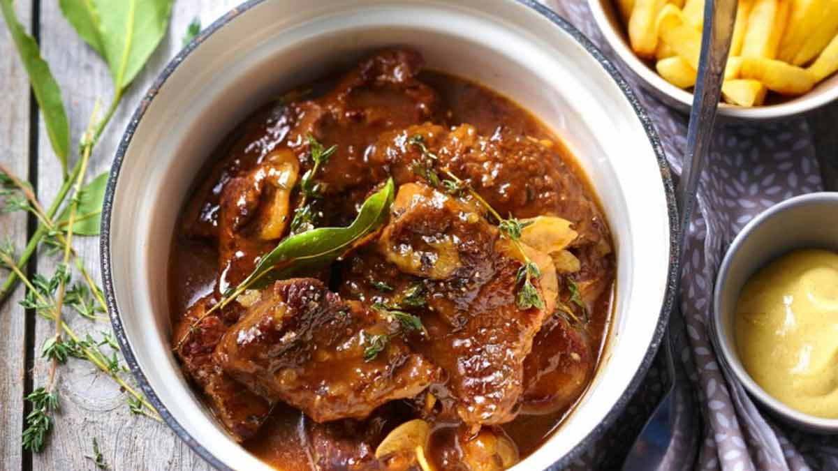 carbonade-flamande-gourmande-une-recette-traditionnelle-et-savoureuse-a-deguster-avec-des-frites-maison