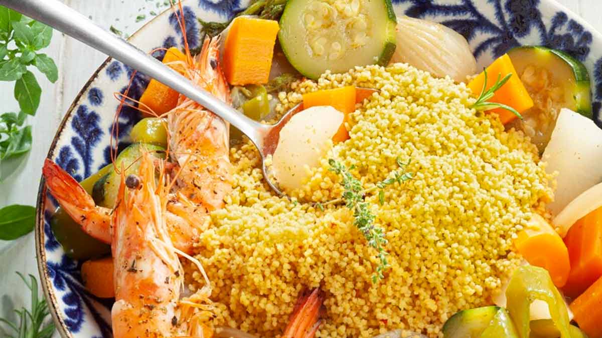 couscous-parfume-aux-epices-legumes-et-crevettes-sautees-aux-herbes