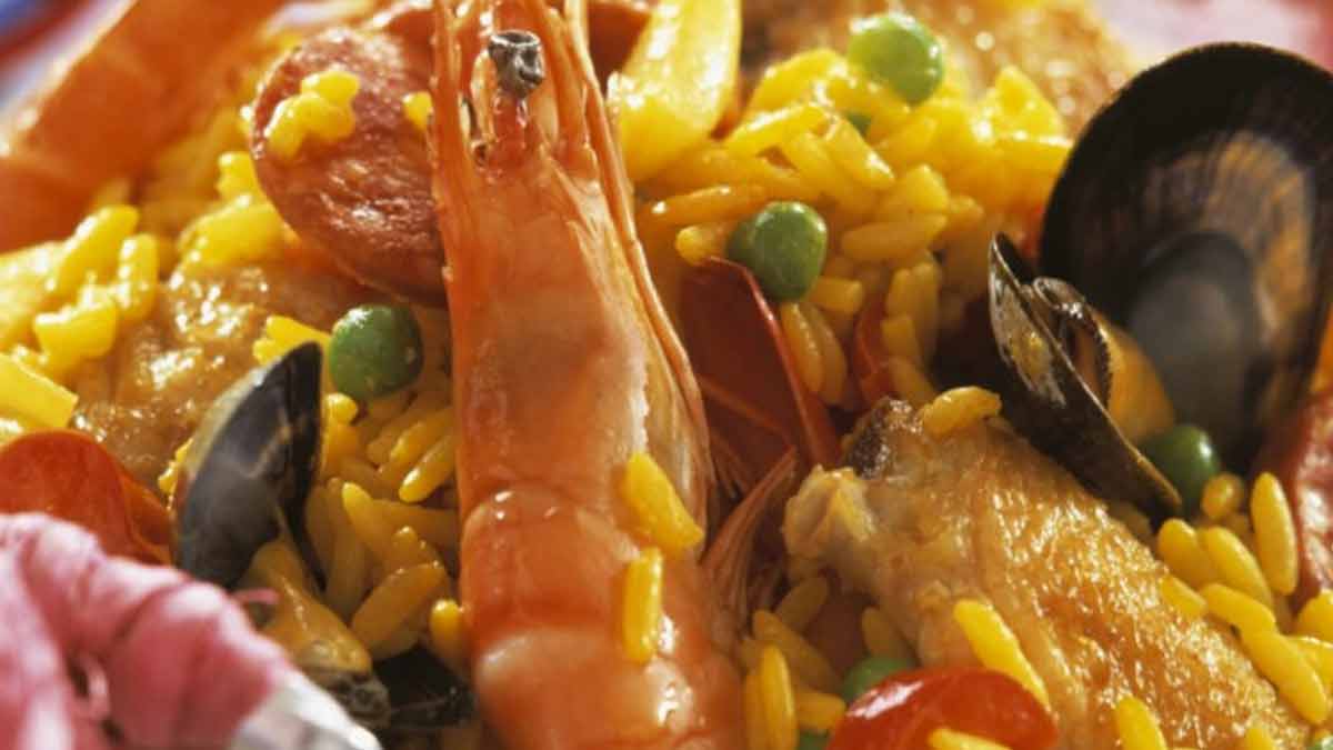 paella-aux-fruits-de-mer-chorizo-et-poulet-un-festin-mediterraneen