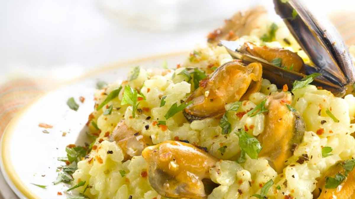 recette-de-riz-safrane-aux-moules-un-delice-marin-aux-saveurs-mediterraneennes