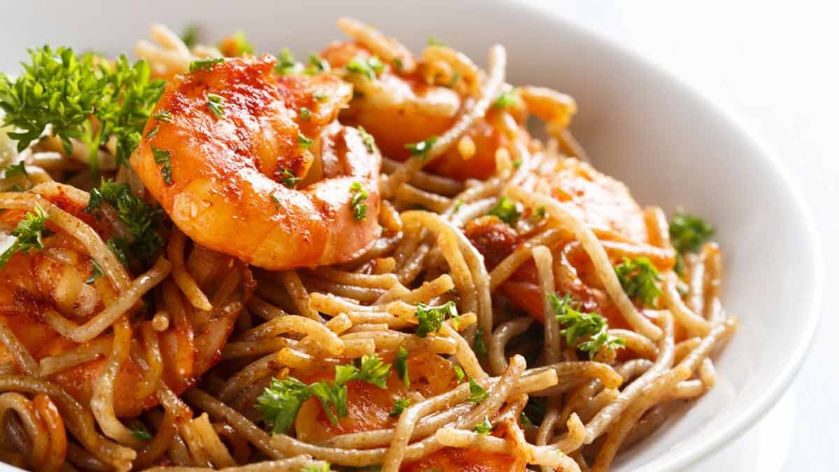 spaghettis-aux-crevettes-un-delice-marin-a-savourer-en-famille