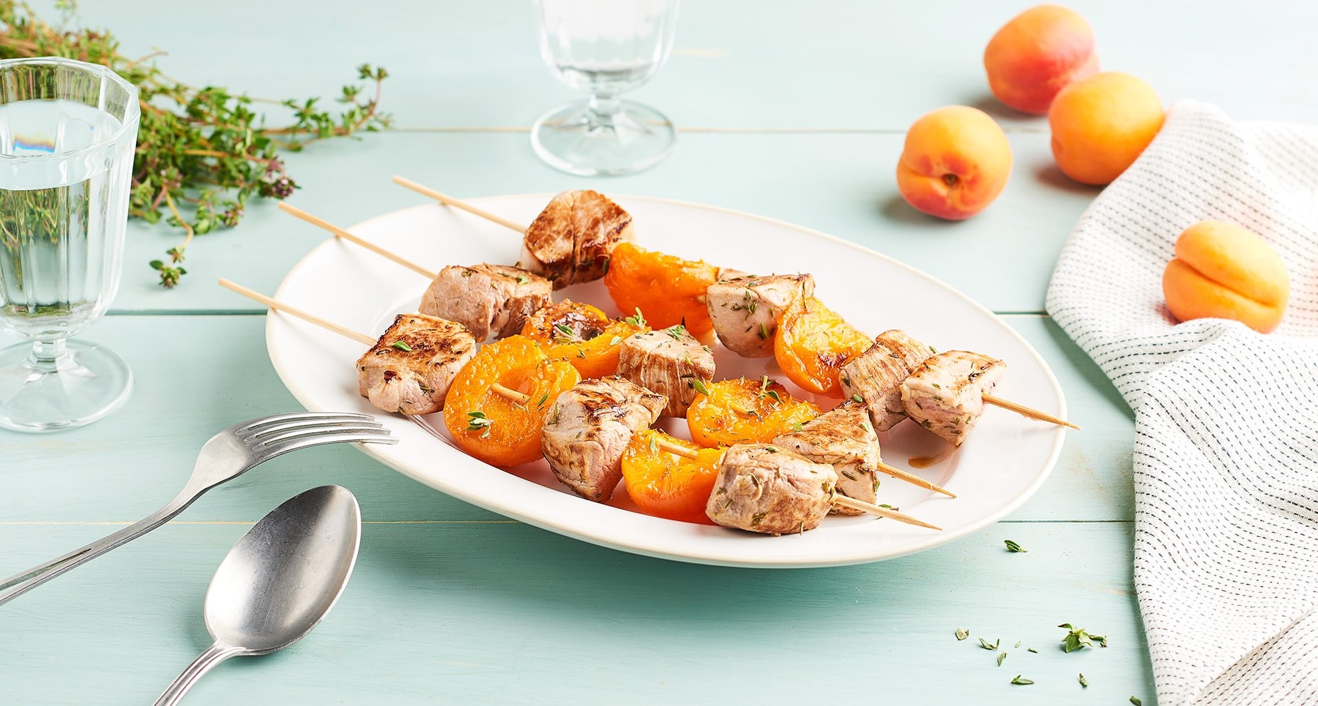 brochettes-de-porc-aux-abricots-une-explosion-de-saveurs-sucrees-et-salees