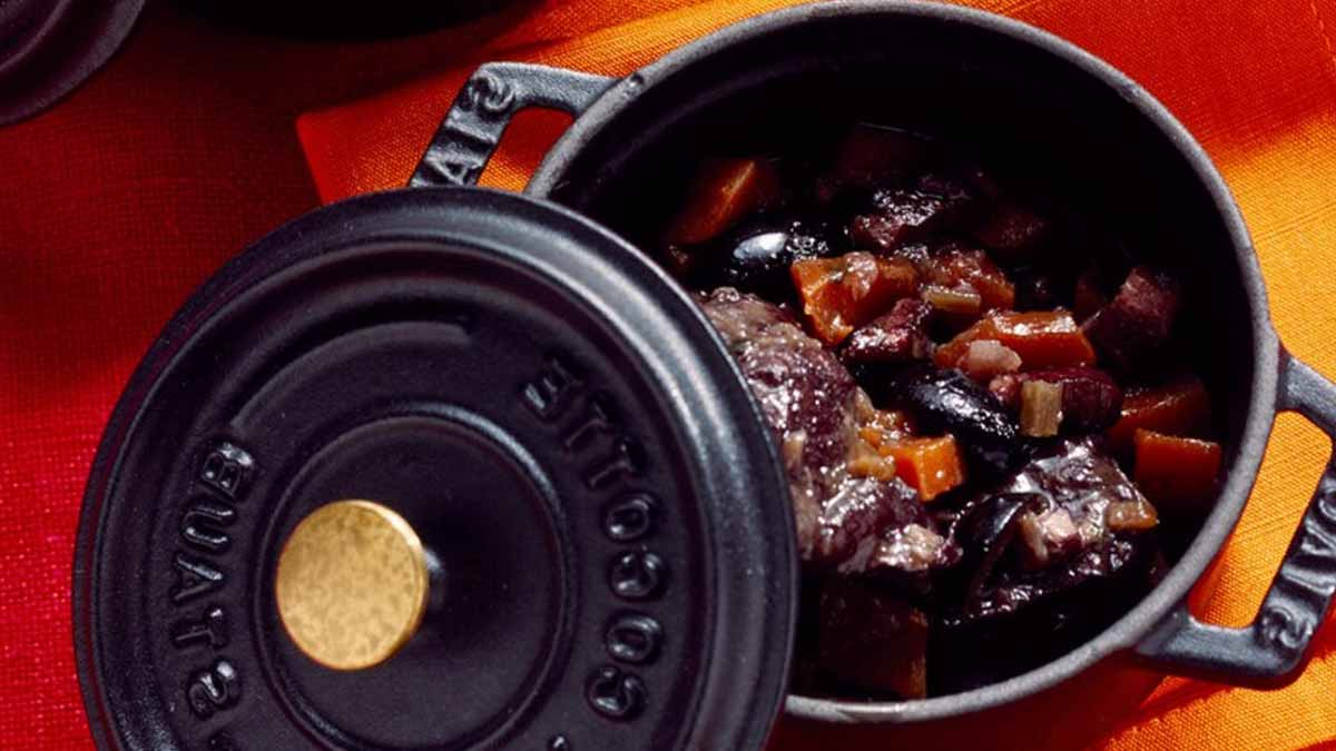 estouffade-de-boeuf-aux-olives-un-plat-de-viande-avec-robustesse