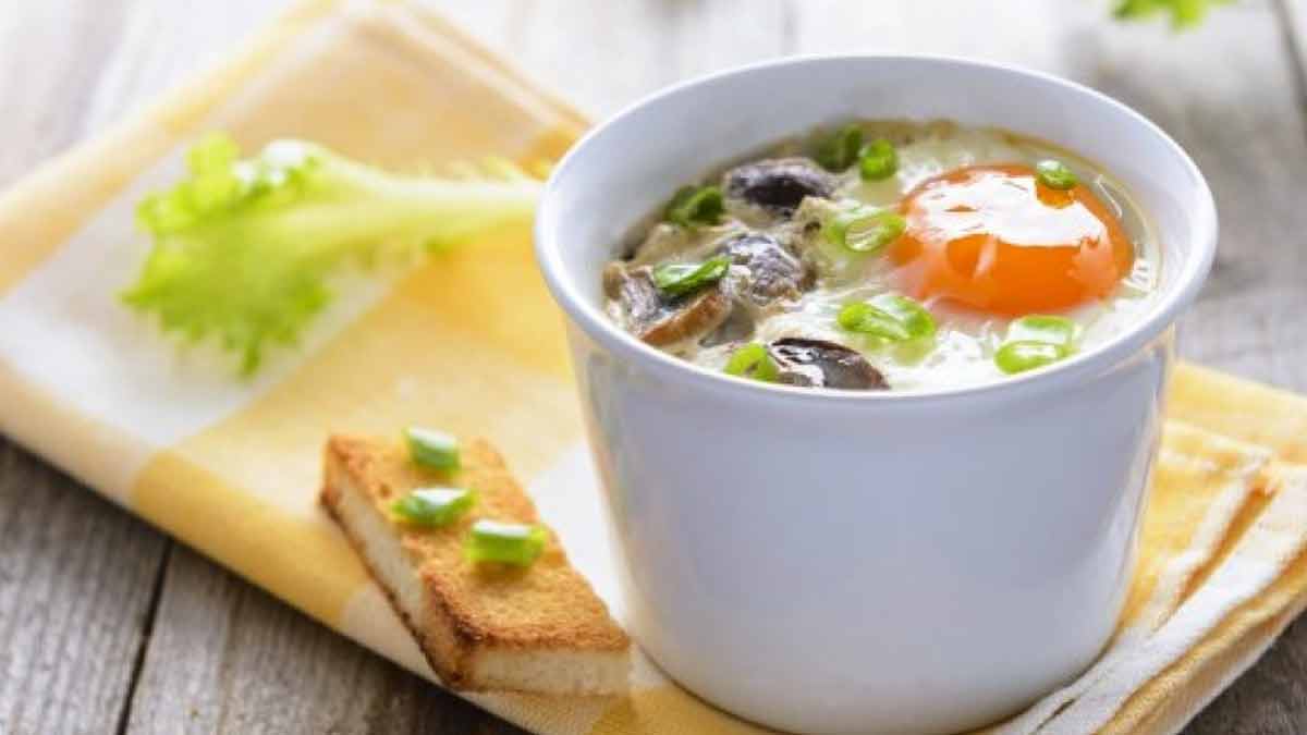 oeufs-cocotte-aux-cepes-et-aux-champignons-de-paris