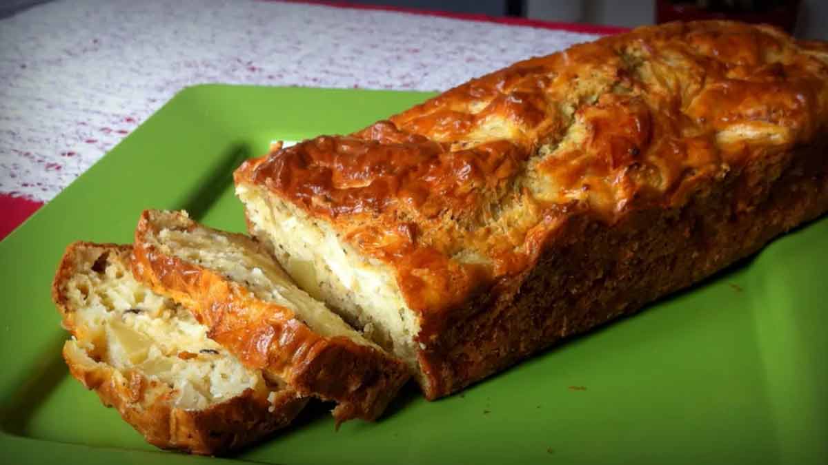 cake-pommes-camembert-fondant-la-recette-parfumee-aux-herbes