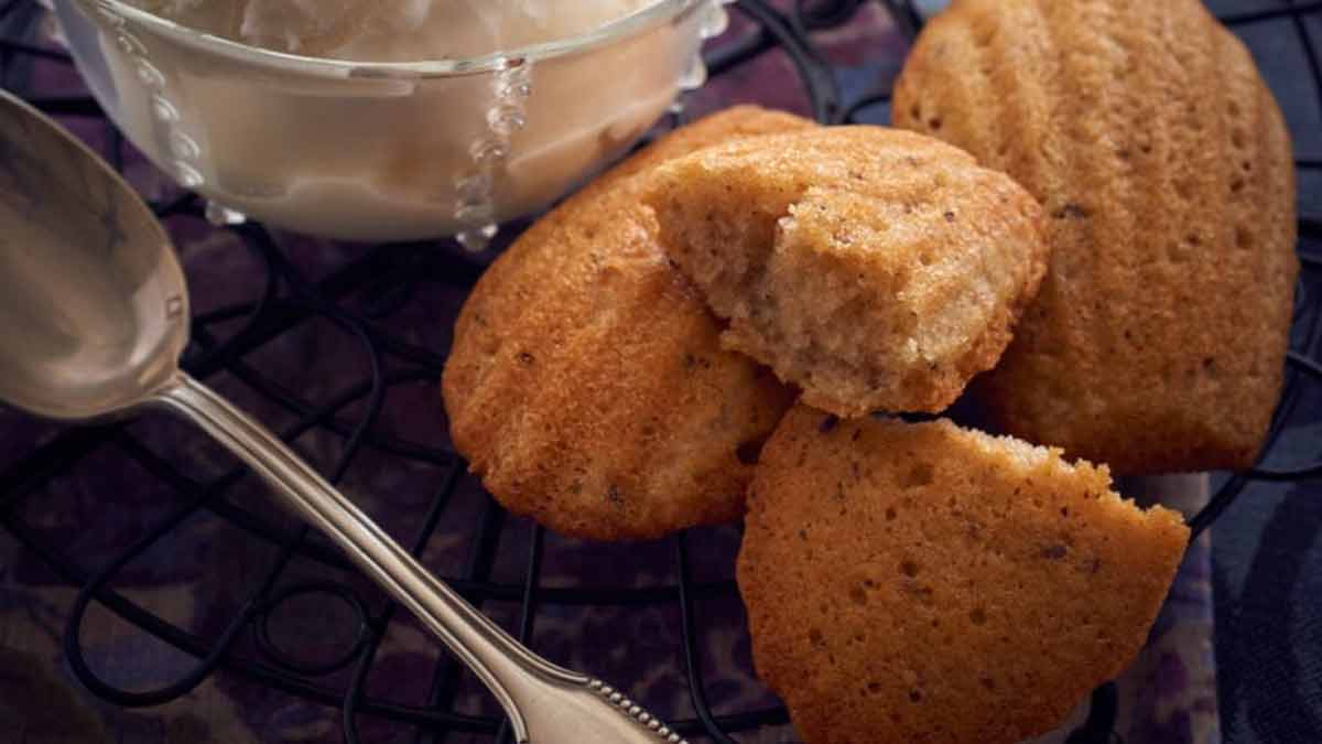 madeleines-dorees-au-miel-servies-avec-une-glace-au-fromage-blanc-onctueuse