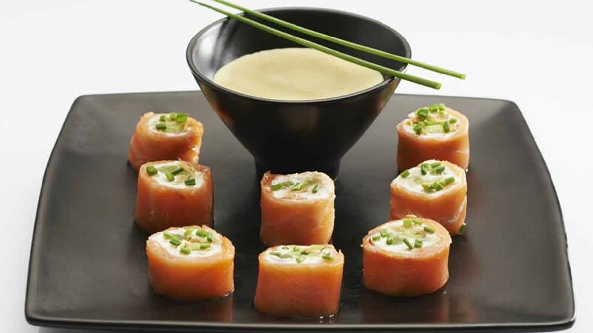 makis-saumon-ravioles-et-cappuccino-aux-condiments-un-delice-sucre-sale