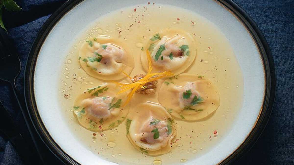 raviolis-de-courge-et-bouillon-au-safran-une-fusion-de-saveurs-raffinees