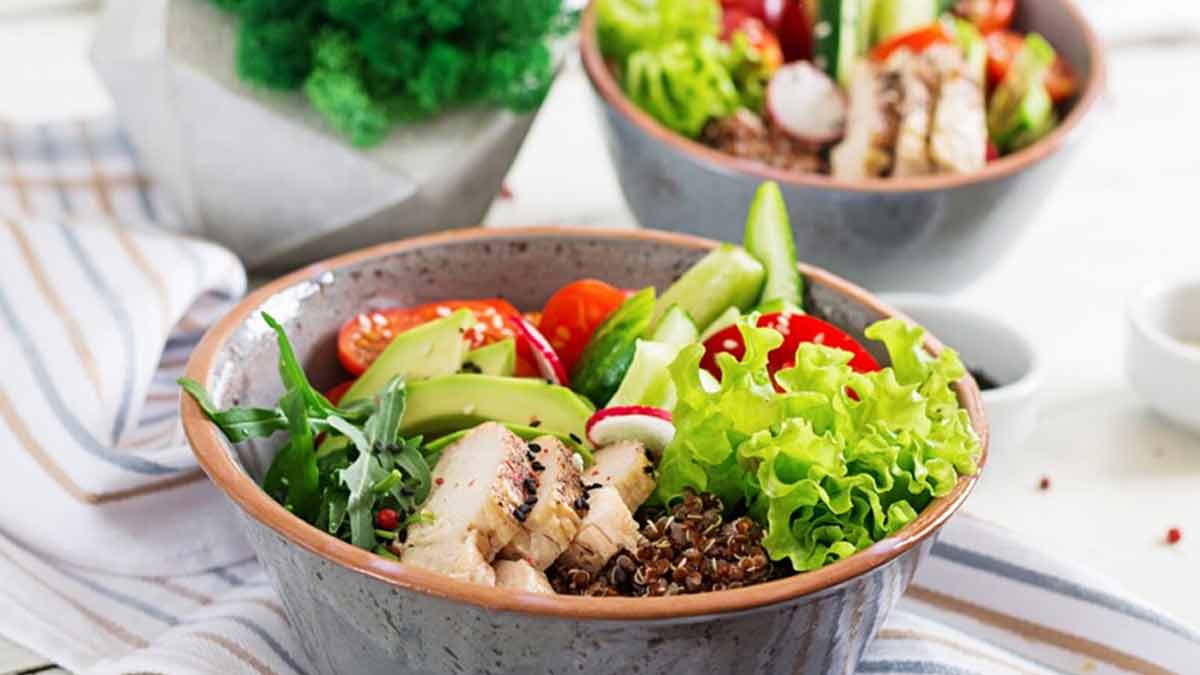 salade-fraiche-de-quinoa-et-poulet-un-bol-de-repas-equilibre