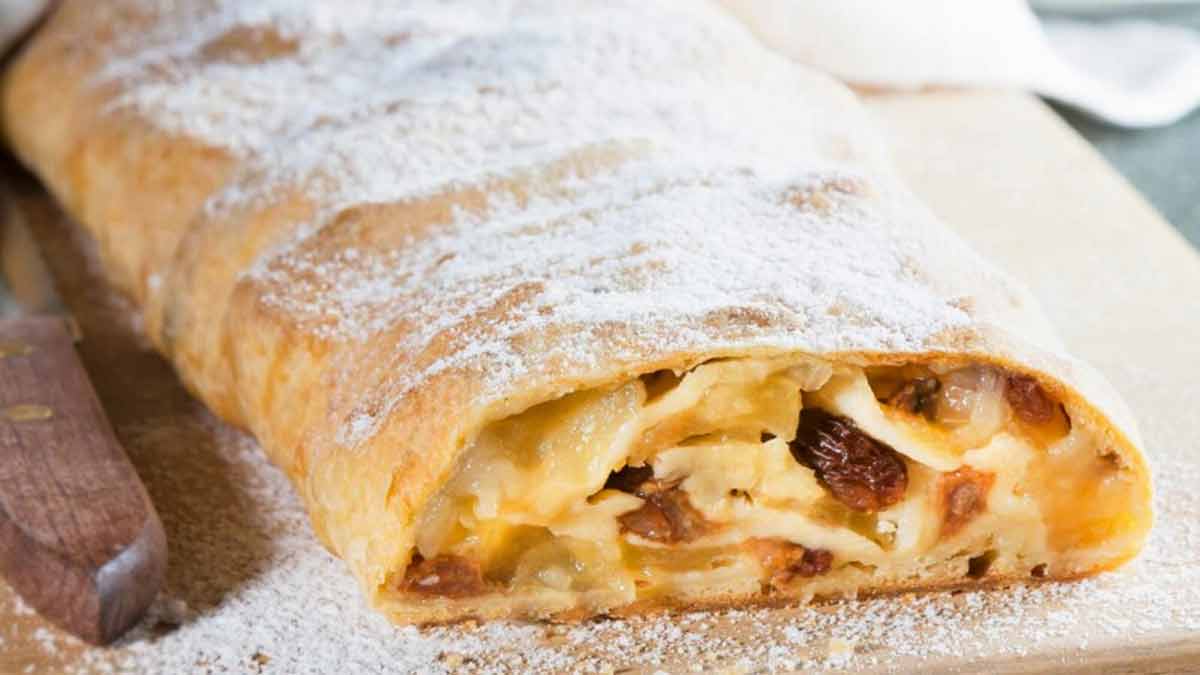 strudel-gourmand-aux-pommes-et-noix-caramelisees-delice-viennois-a-la-cannelle